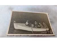 Снимка Четирима мъже с лодка в Охридското езеро