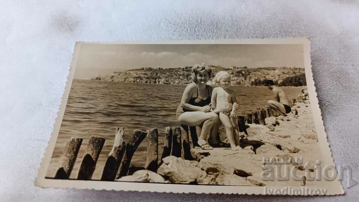 Снимка Охрид Жена и малко момиченце прокрай Охр. езеро 1971