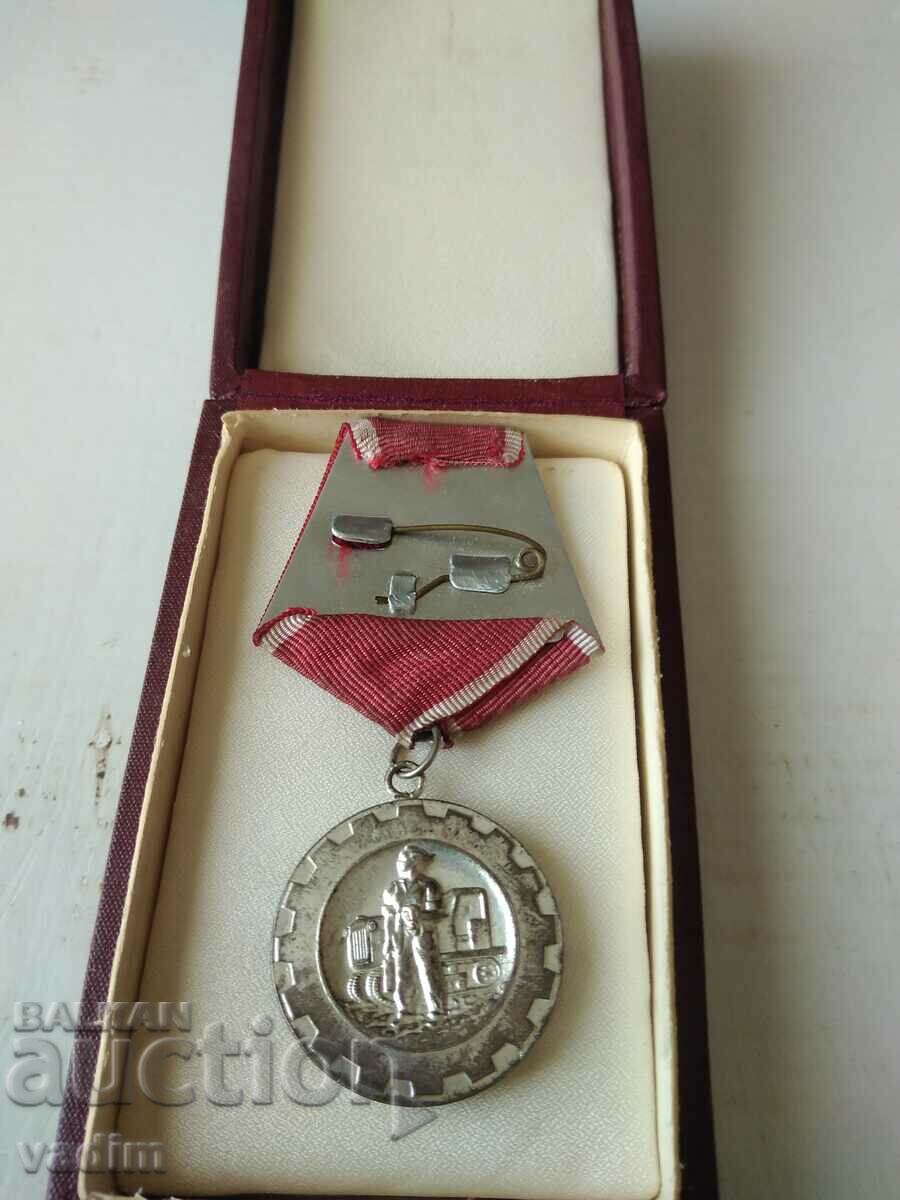 Μετάλλιο υπηρεσίας με κουτί με τιμή 10.00 BGN | € 5.11