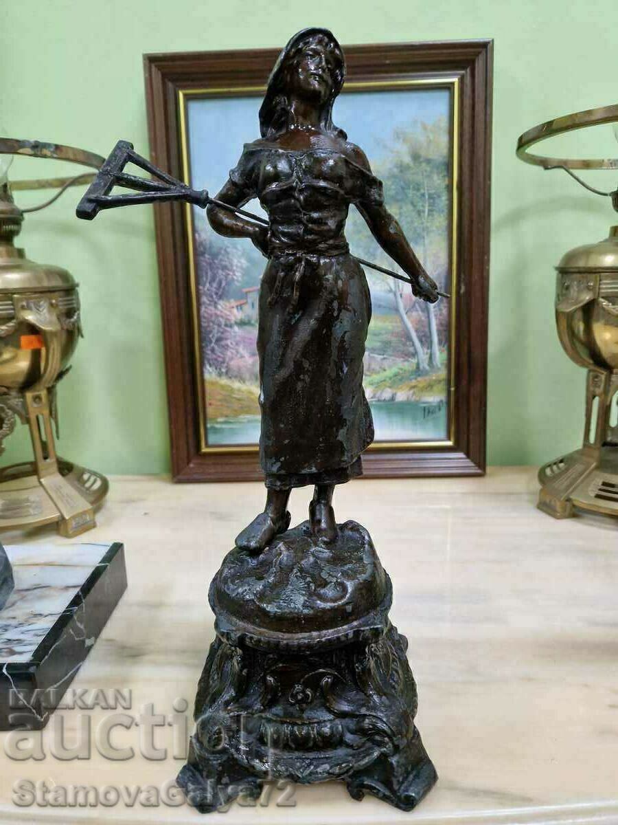 Красива антикварна френска фигура статуетка с цена € 84.87 | 165.99 лв.