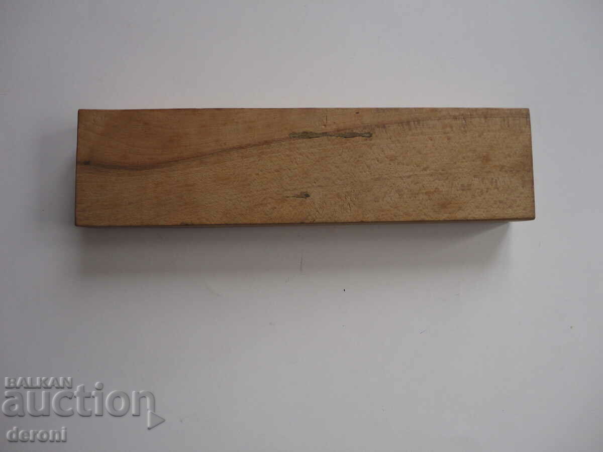 Auction  Wooden cigar box humidor