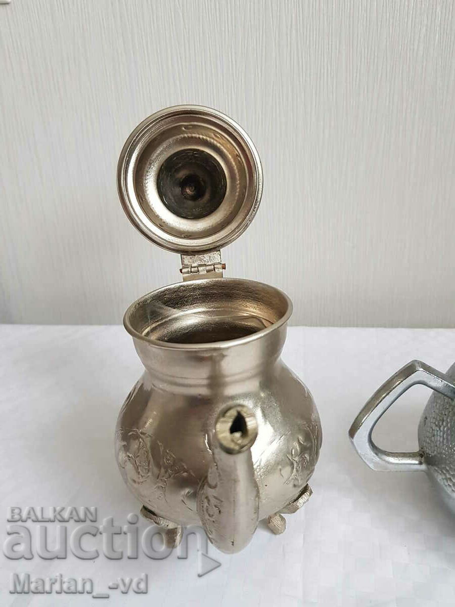 Auction Small teapot and milk jug Auction Small teapot and milk jug