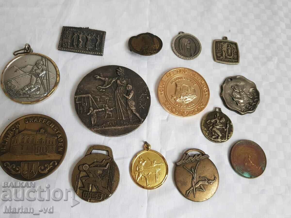 Lot of plaques and medals - 14 pieces
