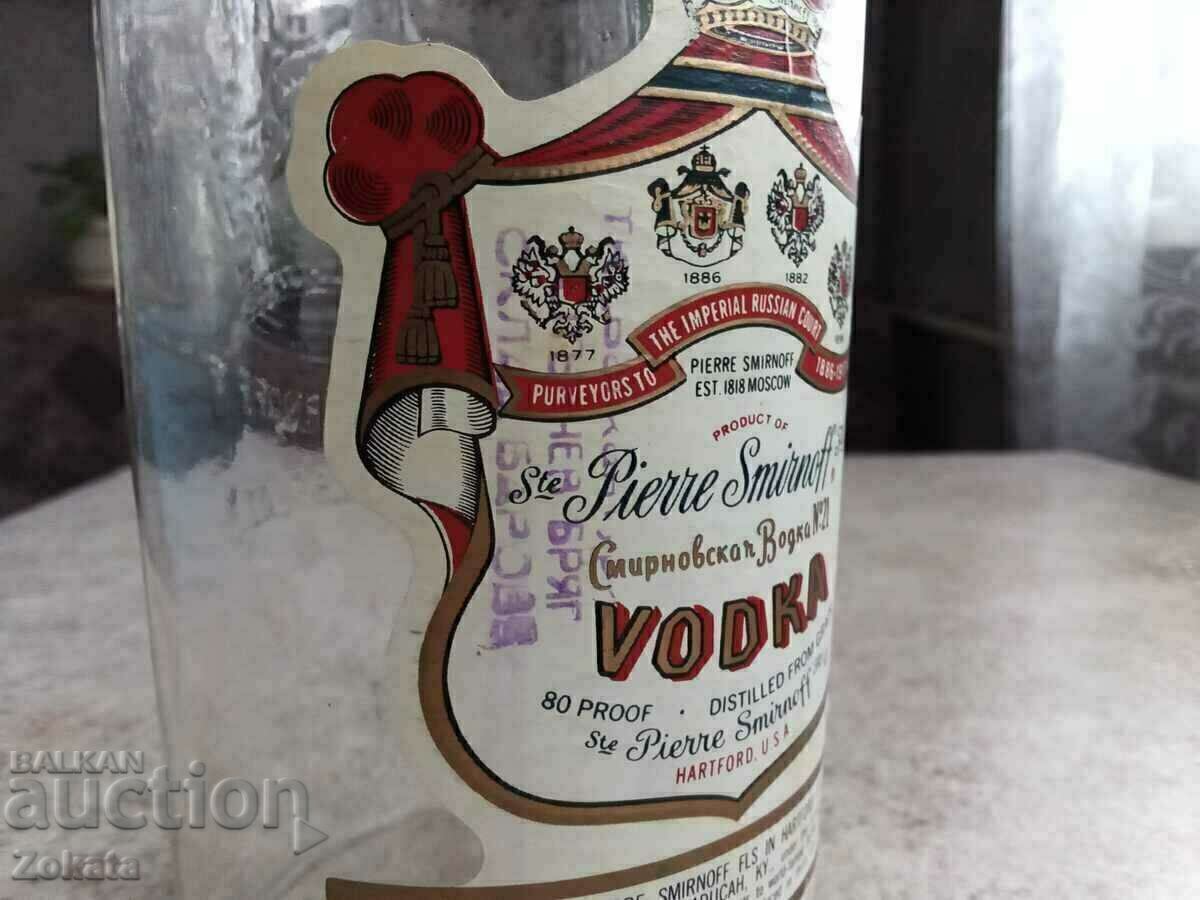 Livrarea O sticlă de vodcă SMIRNOFF U.S.A.