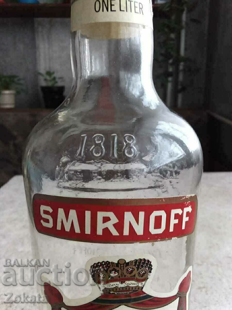 O sticlă de vodcă SMIRNOFF U.S.A. - 5