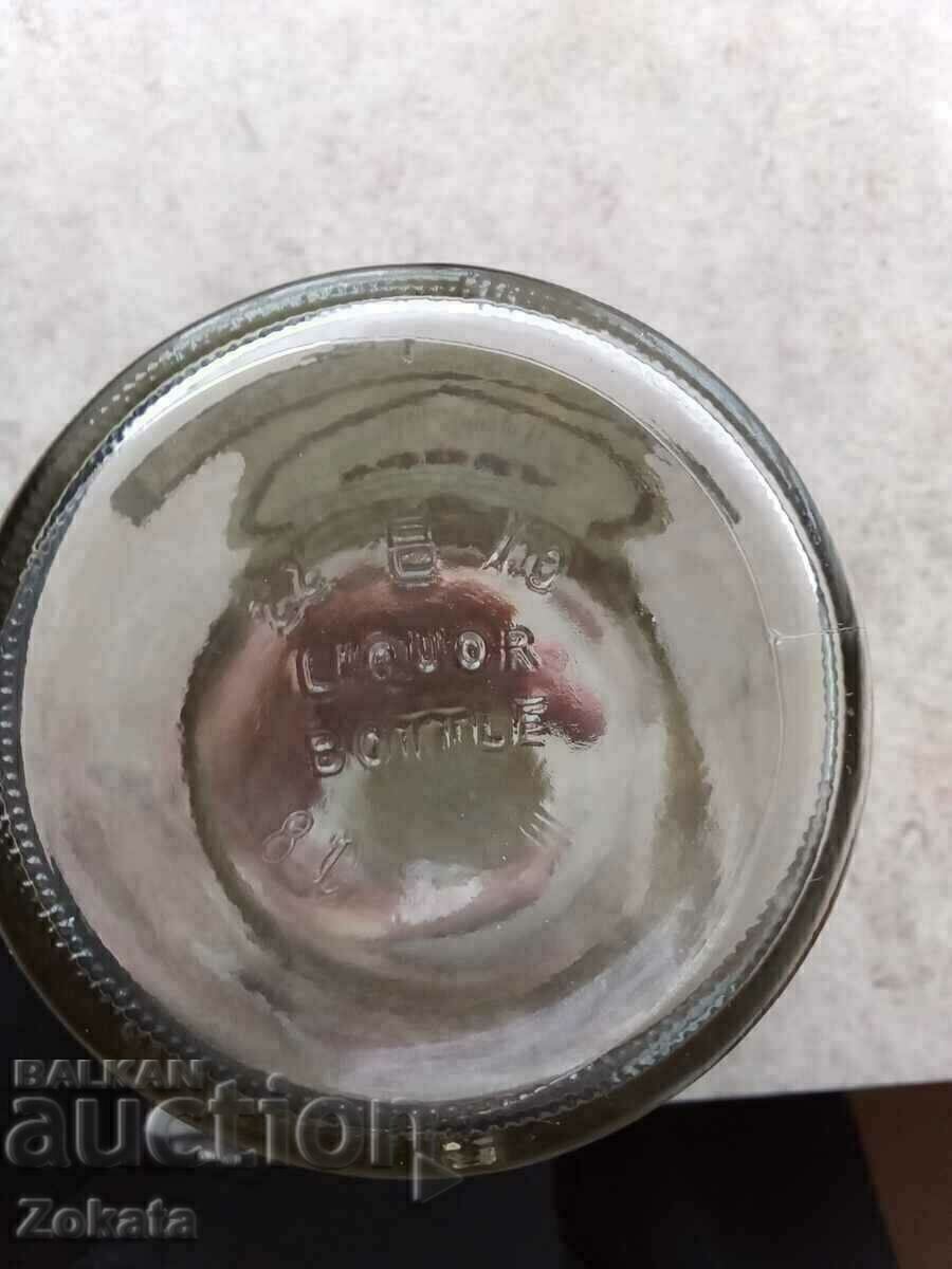 O sticlă de vodcă SMIRNOFF U.S.A. - 6