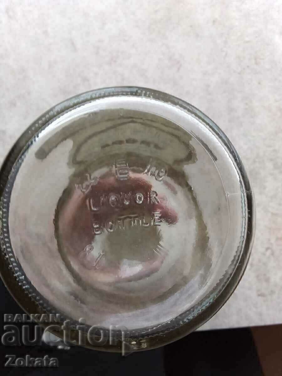 O sticlă de vodcă SMIRNOFF U.S.A. - 7