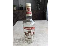 O sticlă de vodcă SMIRNOFF U.S.A.