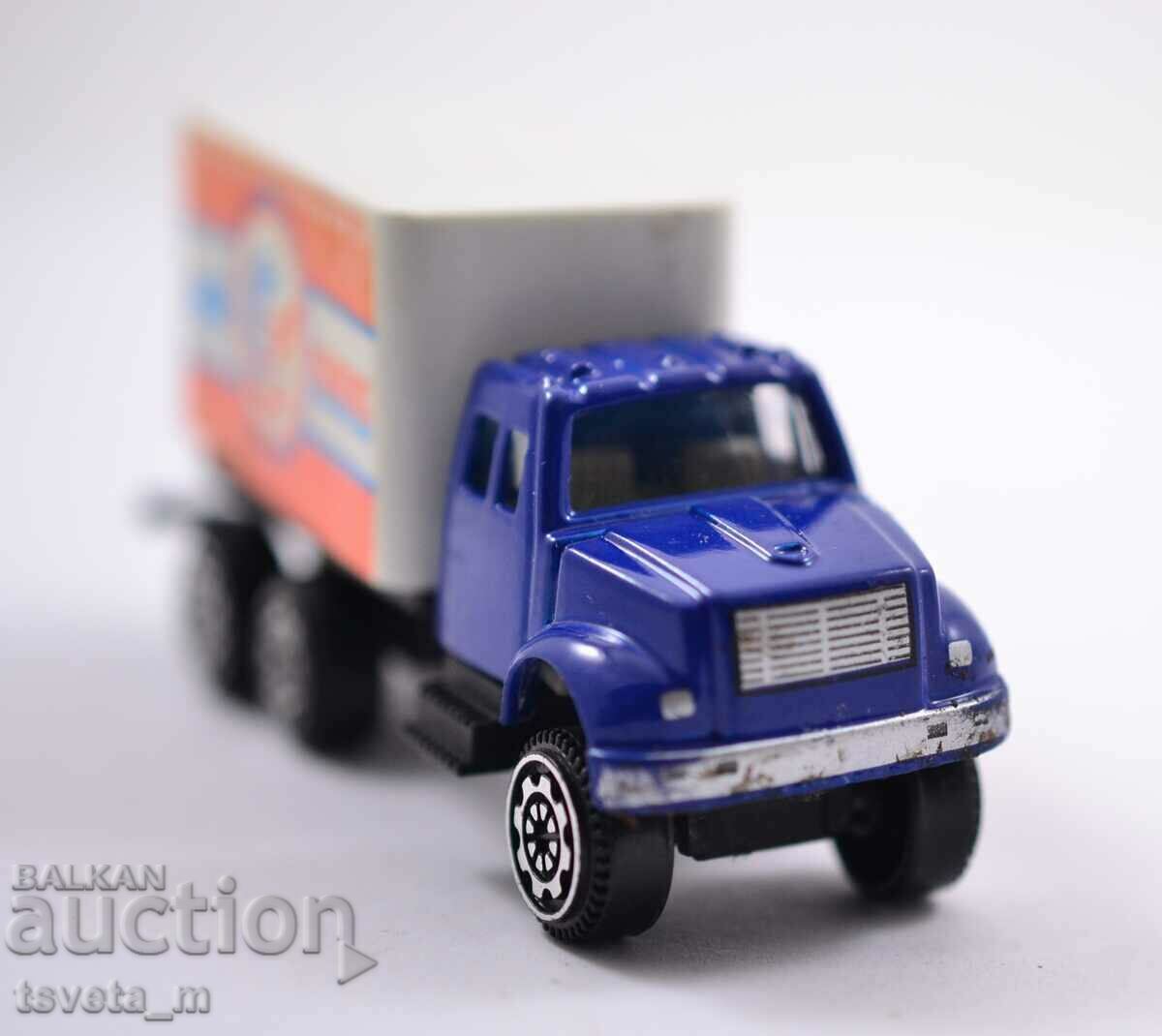 Delivery of Plastic small truck, children's toys
