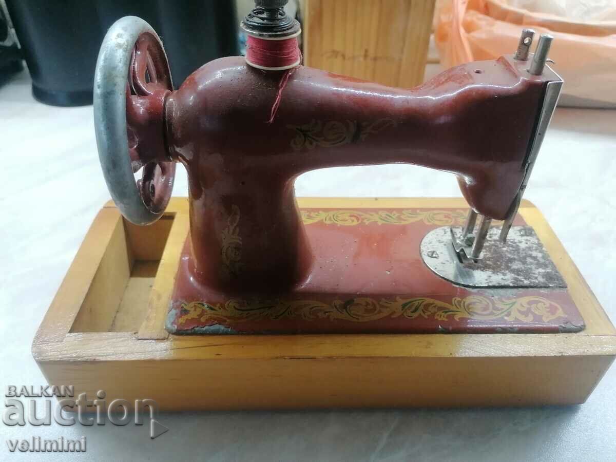 Small sewing machine