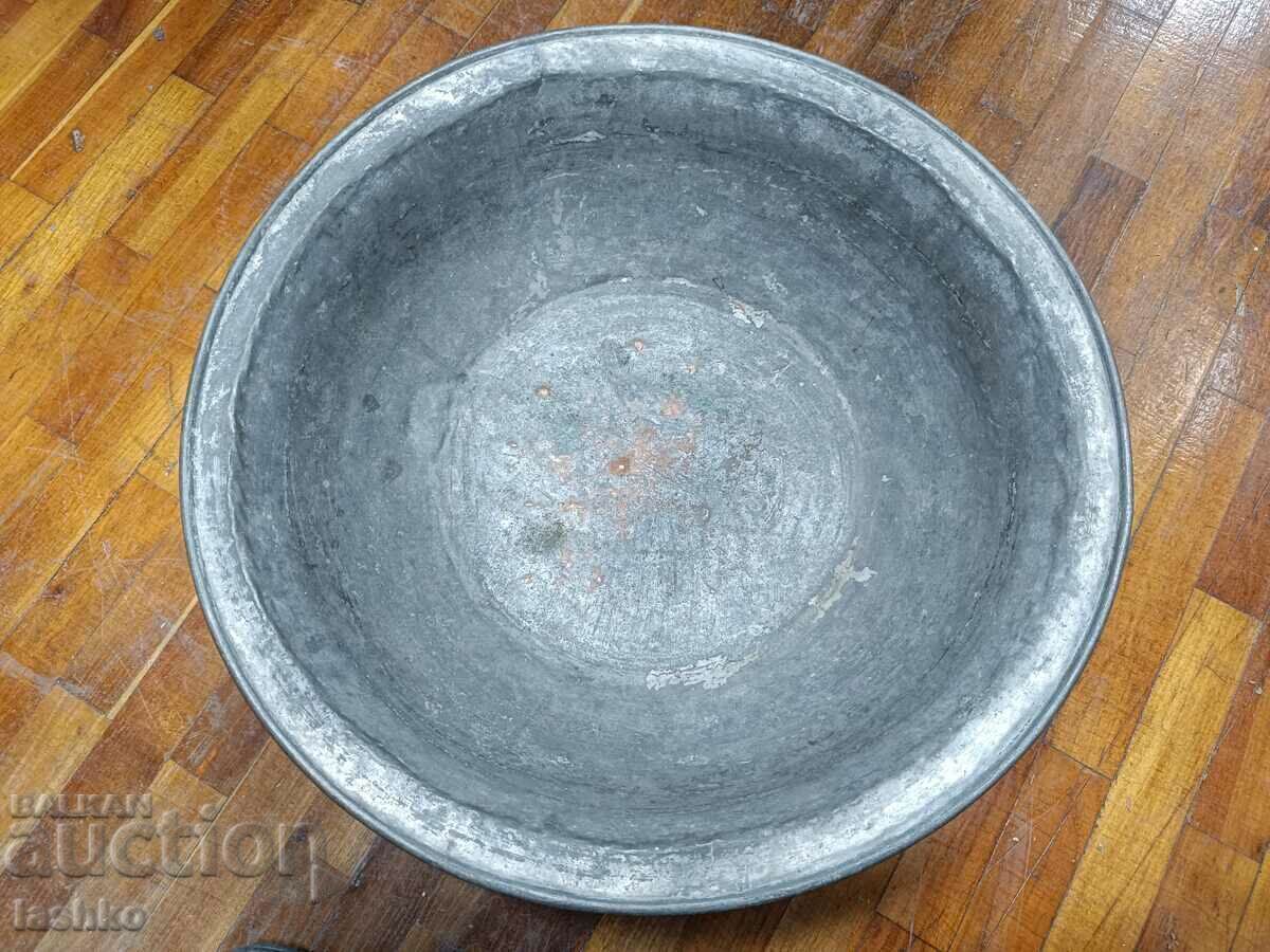 Παλιά χάλκινη λεκάνη Παλιά χάλκινη λεκάνη