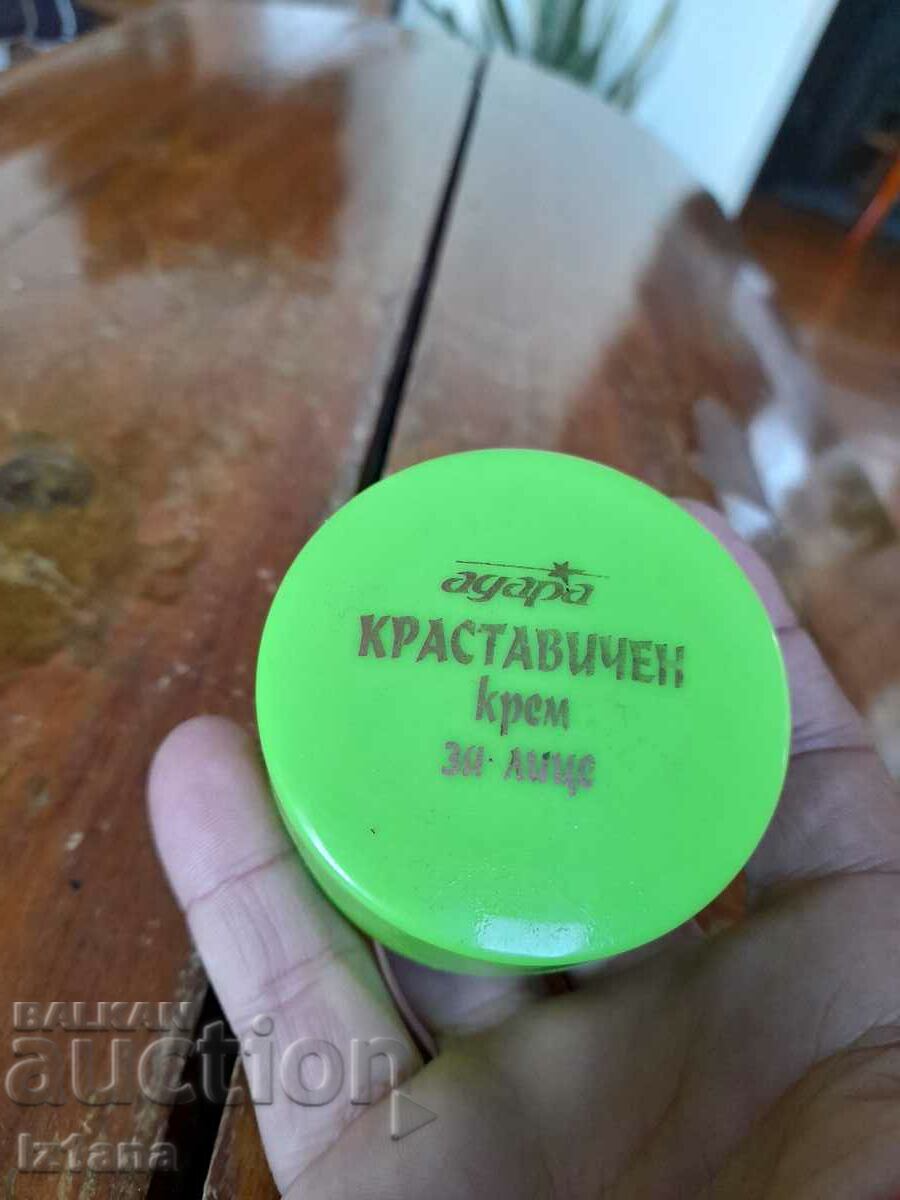 Ένα παλιό κουτί κρέμα αγγουριού με τιμή 5.00 BGN | € 2.56 Ένα παλιό κουτί κρέμα αγγουριού με τιμή 5.00 BGN | € 2.56