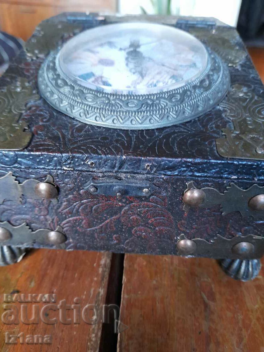 Old jewelry box with price 15.00 BGN | € 7.67 Old jewelry box with price 15.00 BGN | € 7.67