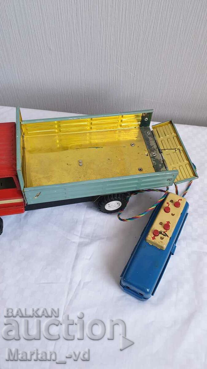 Old Chinese tin toy dump truck with remote control - 5 Old Chinese tin toy dump truck with remote control - 5