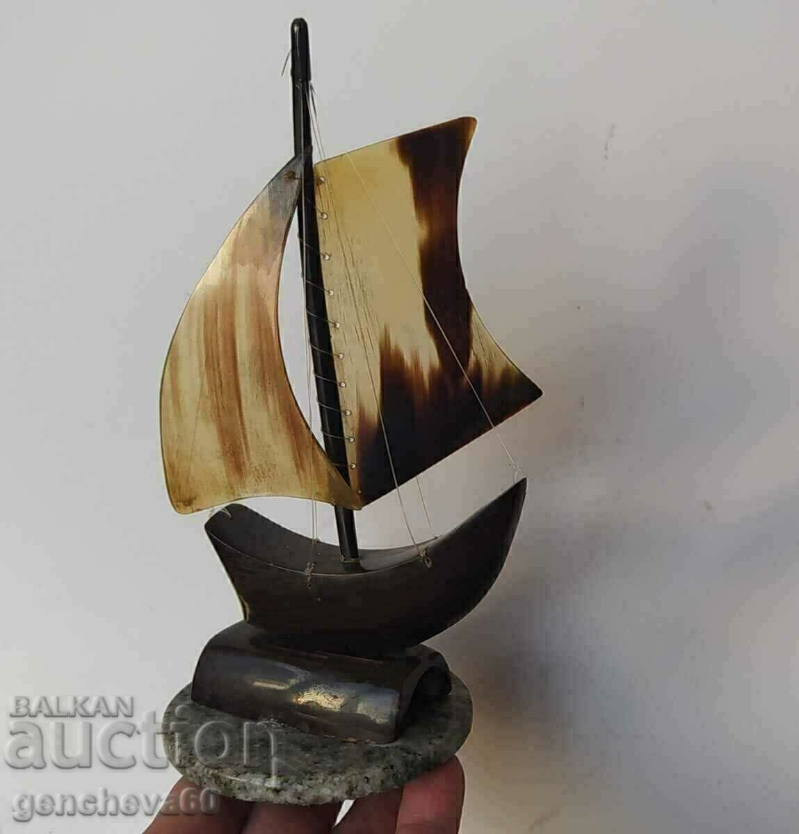 Suvenir retro ,,Vapor cu vele" lucrat manual din corn/piatră naturală cu preț € 21.00 | 41.07 BGN