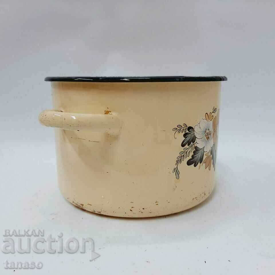 Auction  Old enamel pot(8.3)