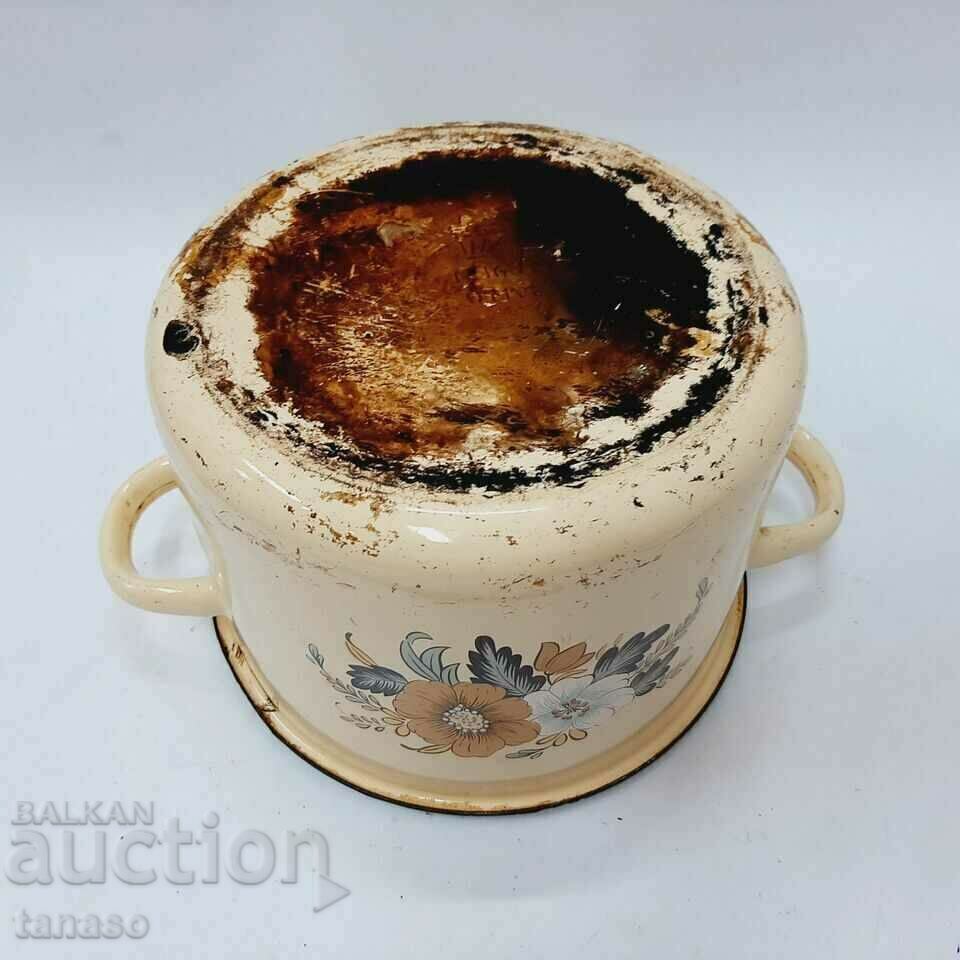 Delivery of Old enamel pot(8.3)