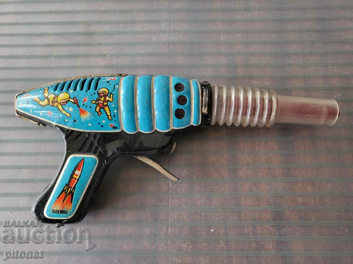 Колекционерска тенекиена играчка пистолет от соца с цена 35.00 лв. | € 17.90 Колекционерска тенекиена играчка пистолет от соца с цена 35.00 лв. | € 17.90