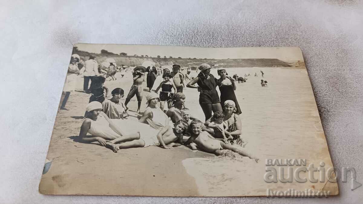С-ка Месемврия Жена момичета и деца на брега на морето 1924