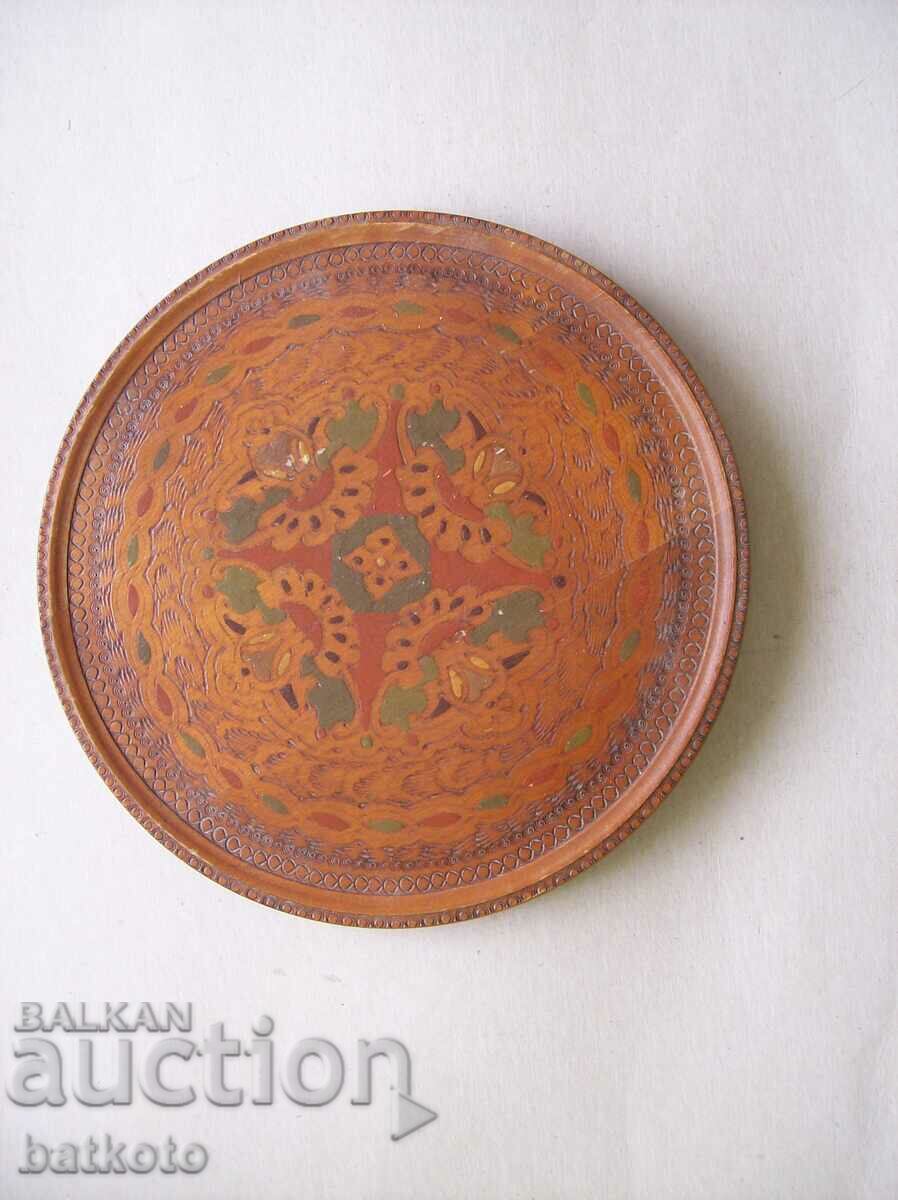 Стара пирографирана чиния