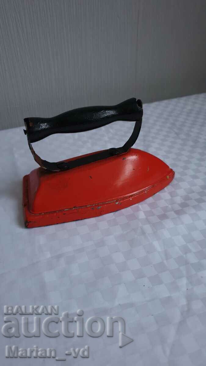 Παλιό παιδικό σίδερο από τη σόκα με τιμή 15.00 BGN | € 7.67 Παλιό παιδικό σίδερο από τη σόκα με τιμή 15.00 BGN | € 7.67