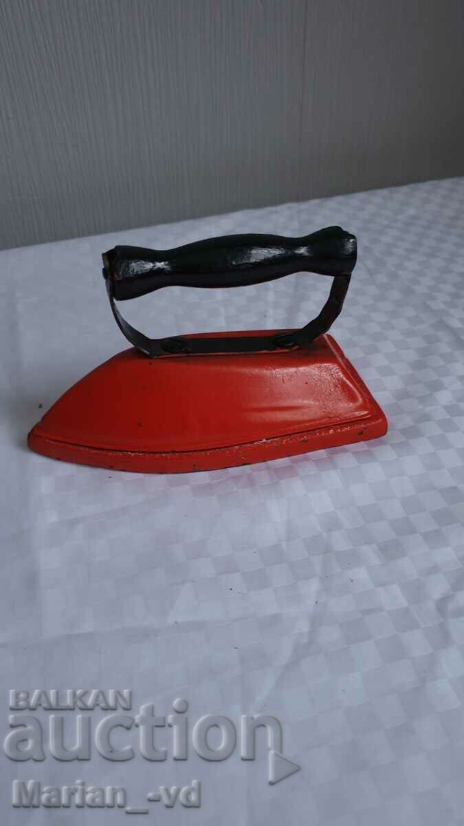 Παράδοση Παλιό παιδικό σίδερο από τη σόκα Παράδοση Παλιό παιδικό σίδερο από τη σόκα