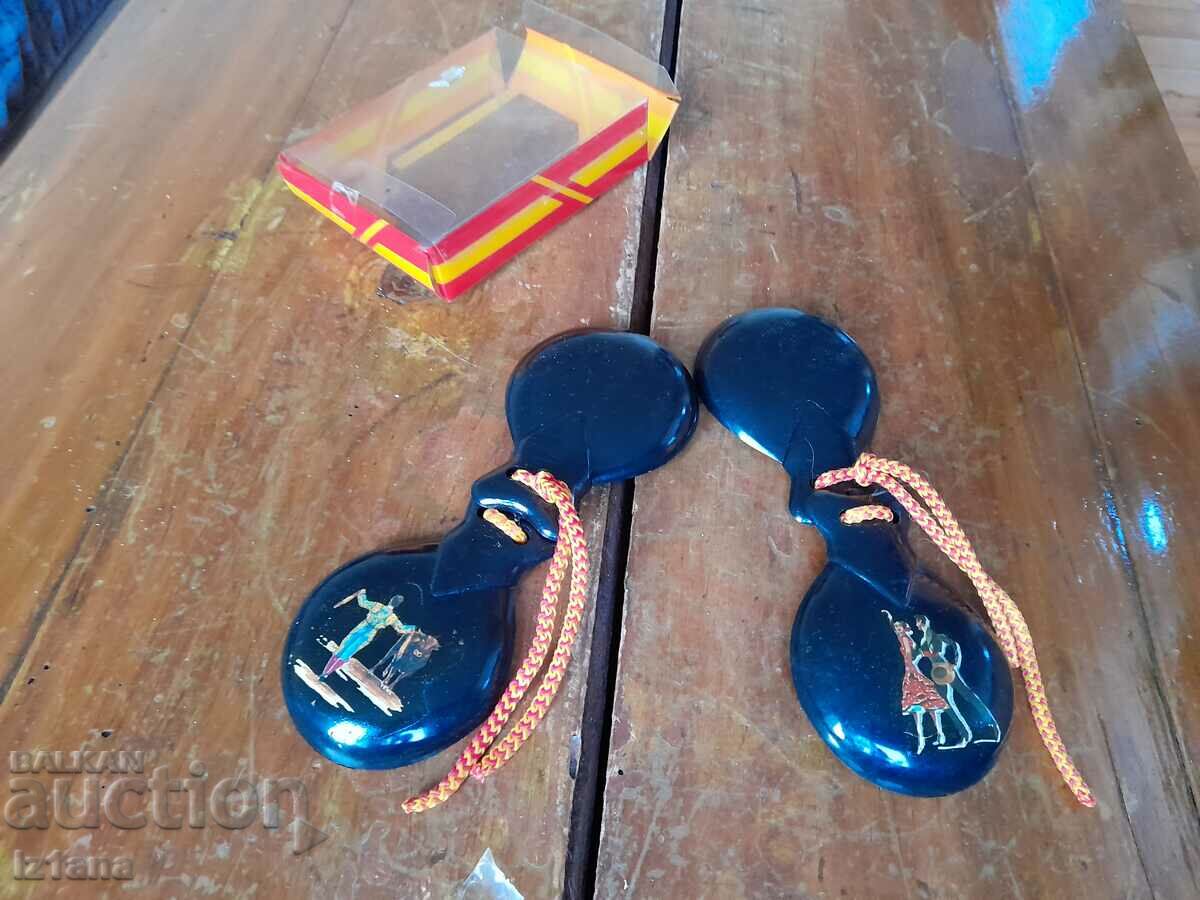 Delivery of Old castanets Delivery of Old castanets