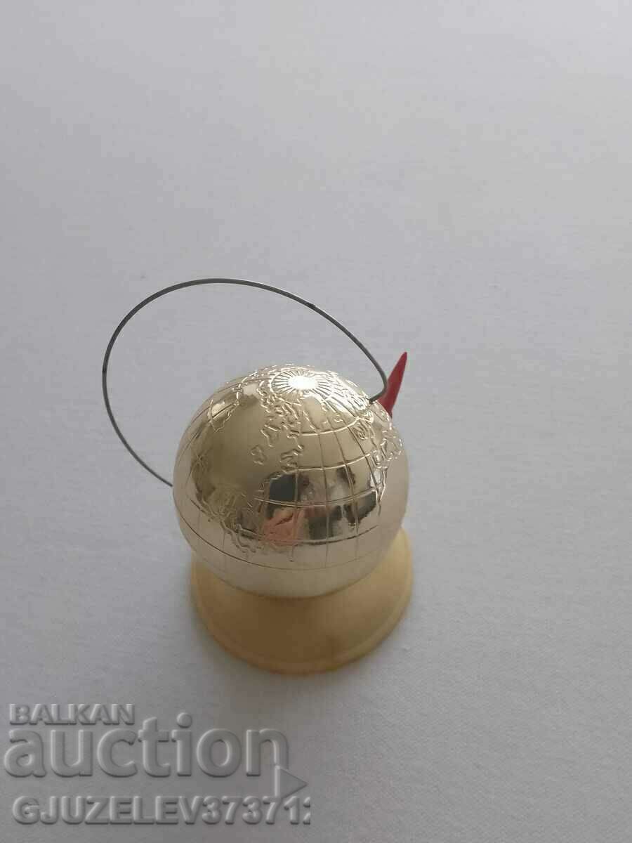 Доставка на Руски настолен глобус с надпис 12 апреля 1961г. произведен Доставка на Руски настолен глобус с надпис 12 апреля 1961г. произведен