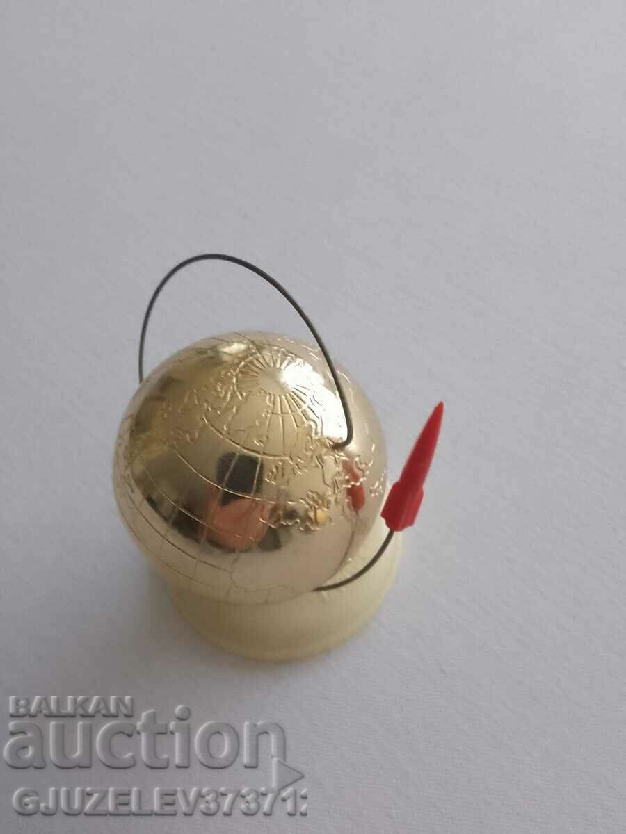 Руски настолен глобус с надпис  12 апреля 1961г. произведен