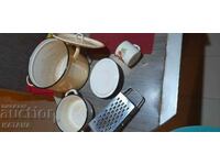 Κατσαρόλα, τρίφτης, ποτήρι και κατσαρόλα