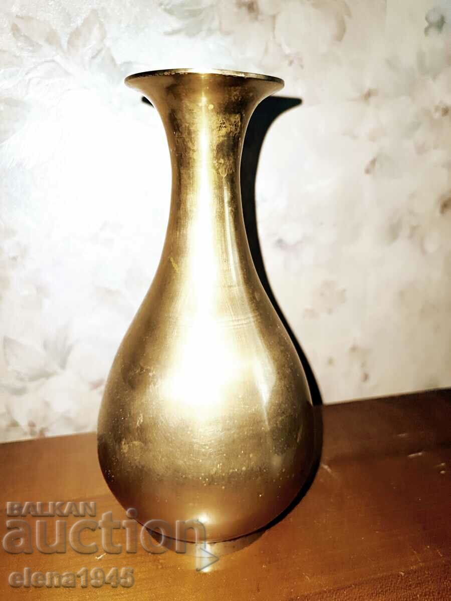 Ορειχάλκινο βάζο με τιμή 74.00 BGN | € 37.84 Ορειχάλκινο βάζο με τιμή 74.00 BGN | € 37.84