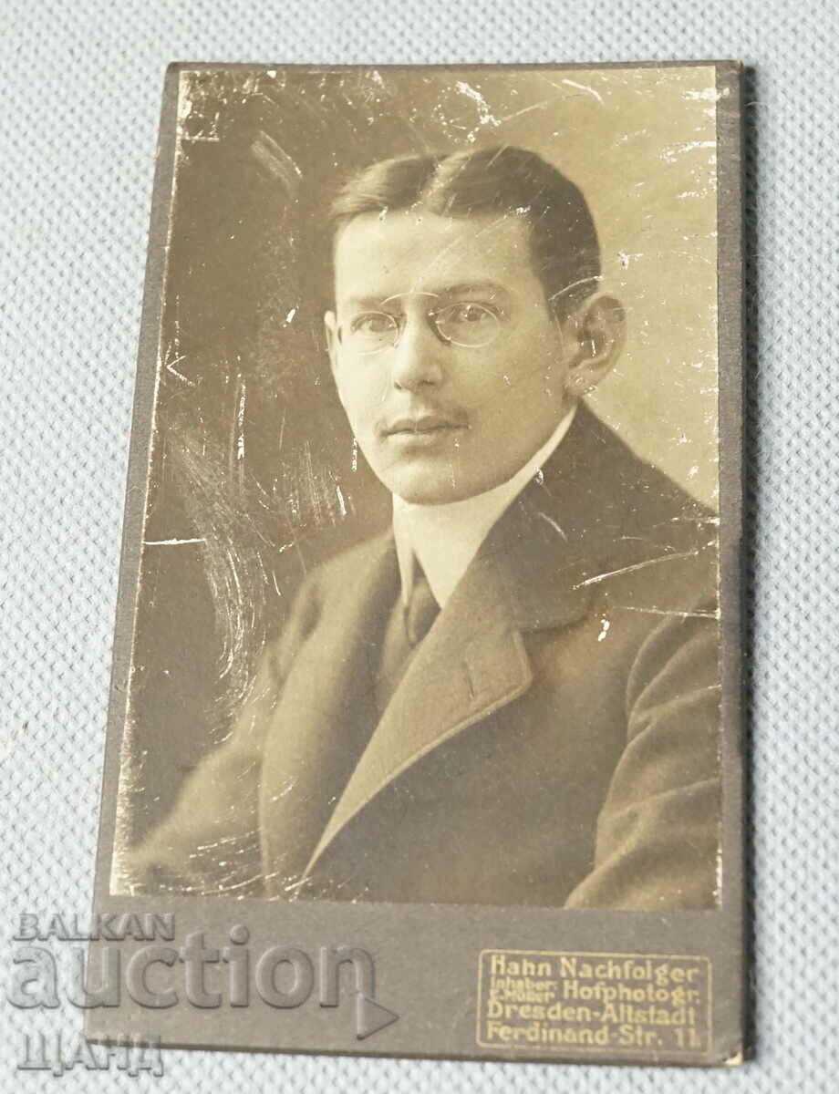 Fotografie veche fotografie bărbat din carton dur în costum și ochelari