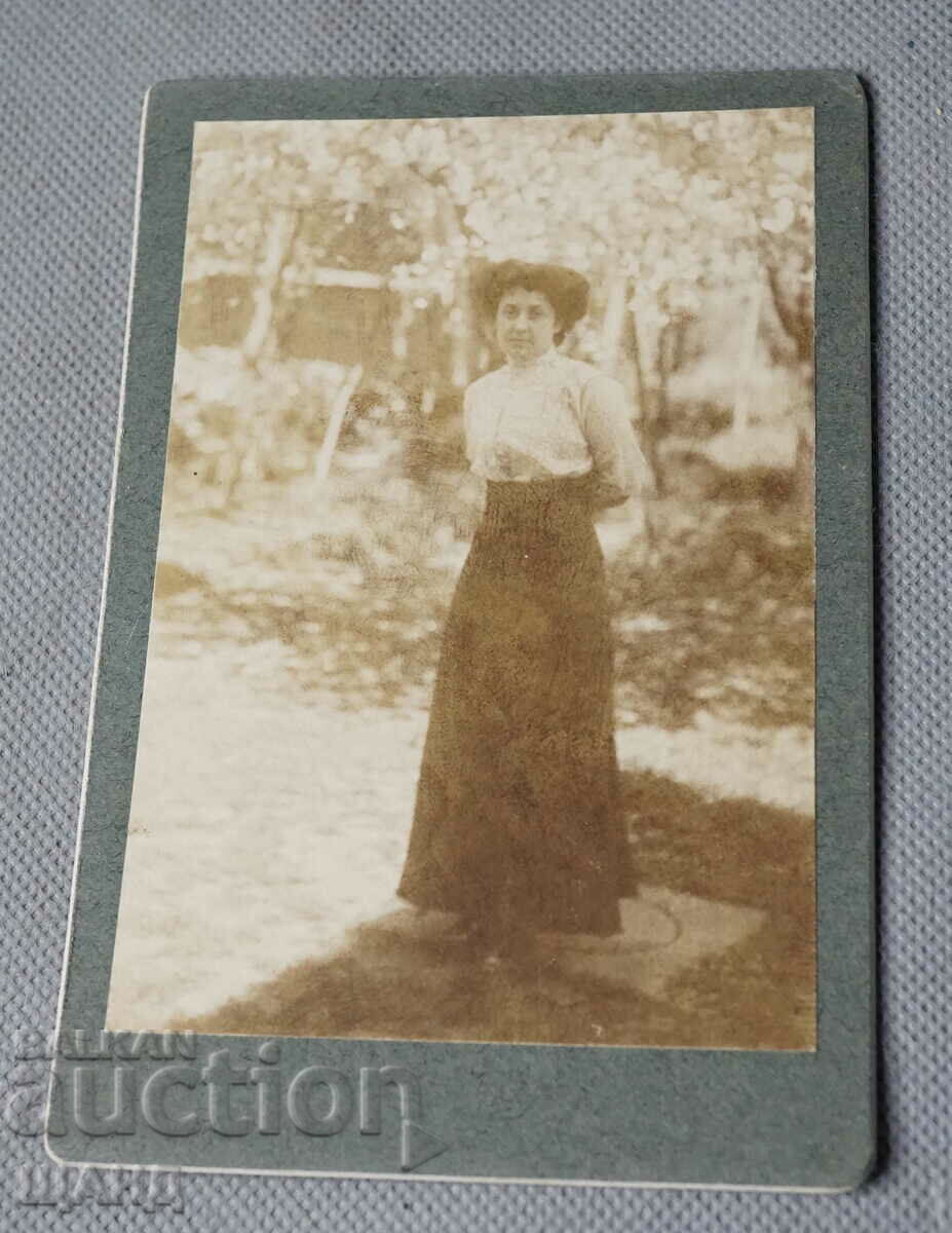 Παλιά φωτογραφία φωτογραφία γυναίκα από σκληρό χαρτόνι με φόρεμα