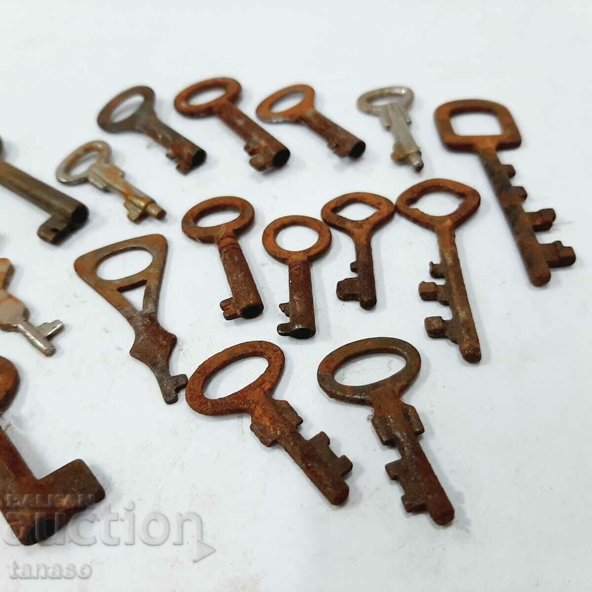 Auction  LOT of 18 old small keys(1.3)