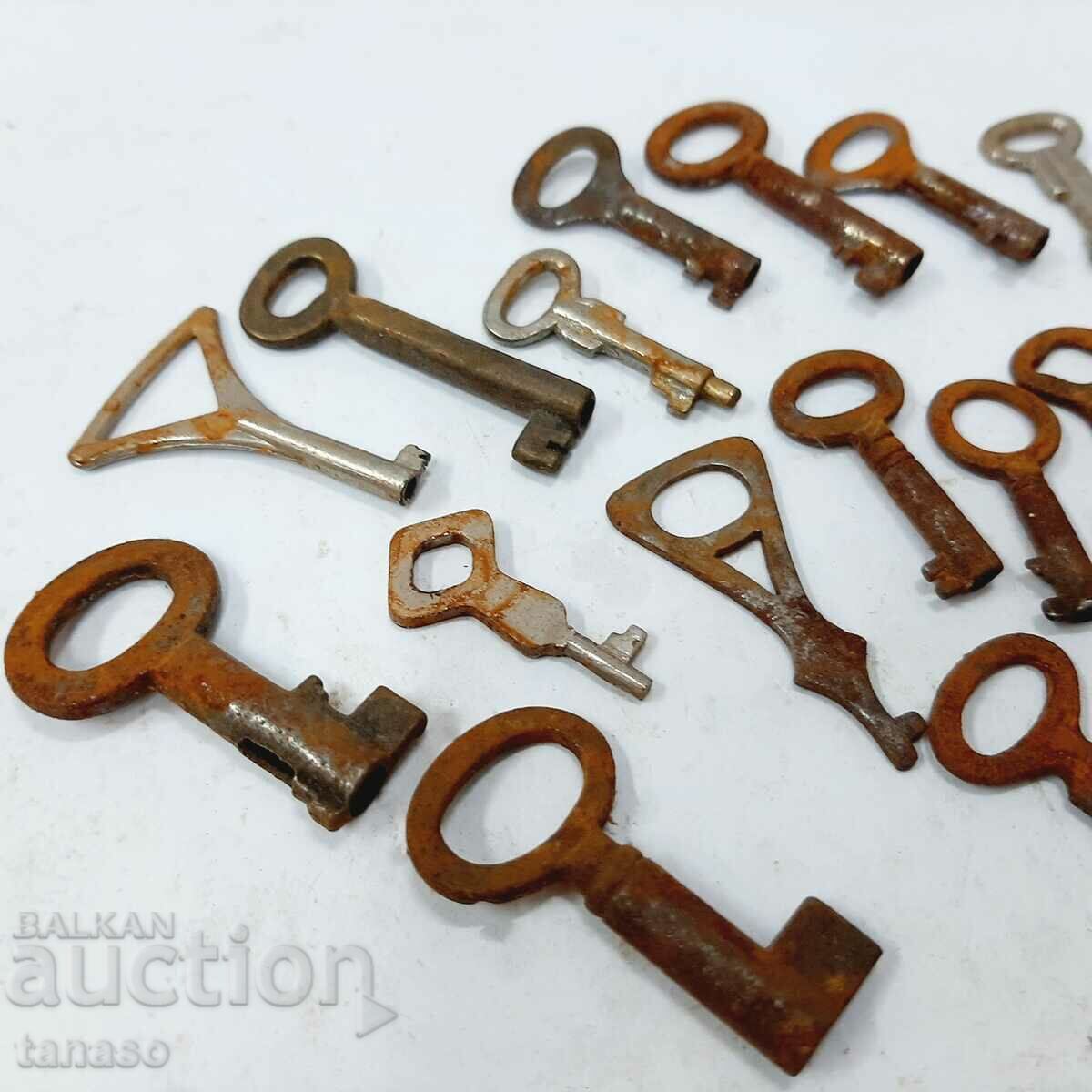 Delivery of LOT of 18 old small keys(1.3)