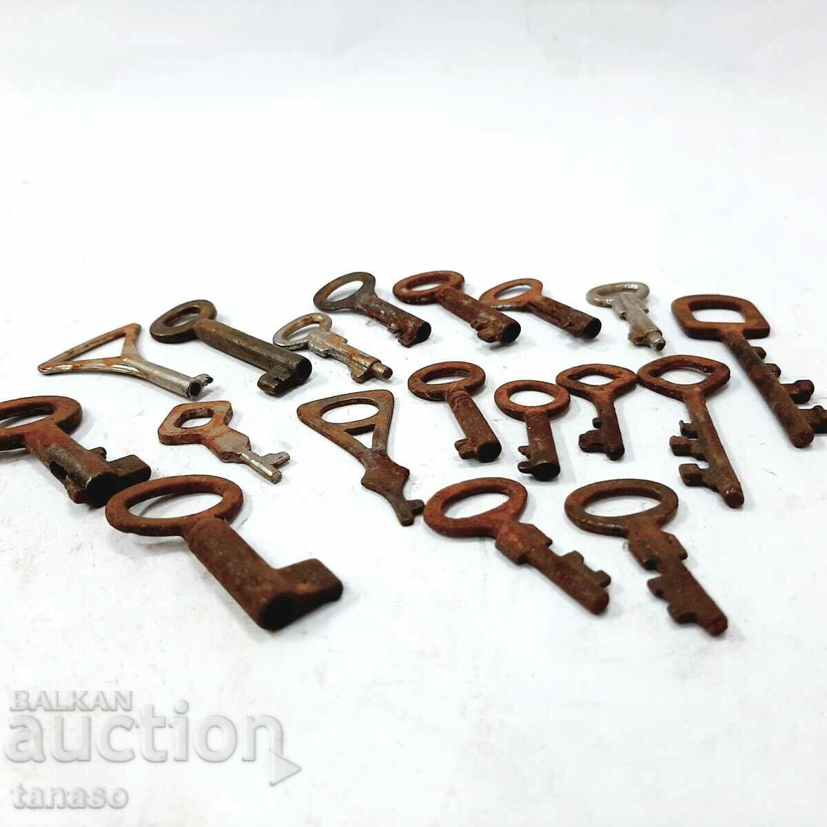 LOT of 18 old small keys(1.3) - 5