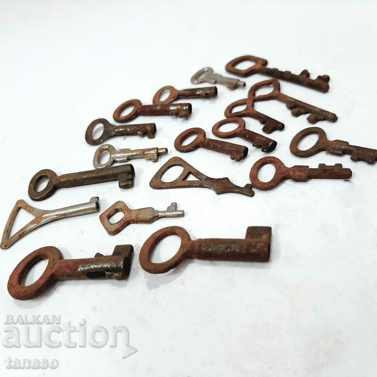 LOT of 18 old small keys(1.3) - 6