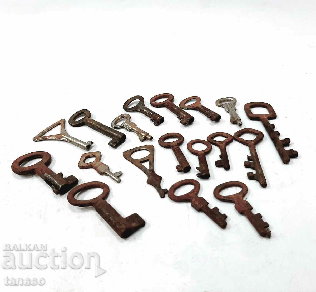 LOT of 18 old small keys(1.3)