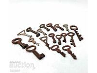 LOT of 18 old small keys(1.3)