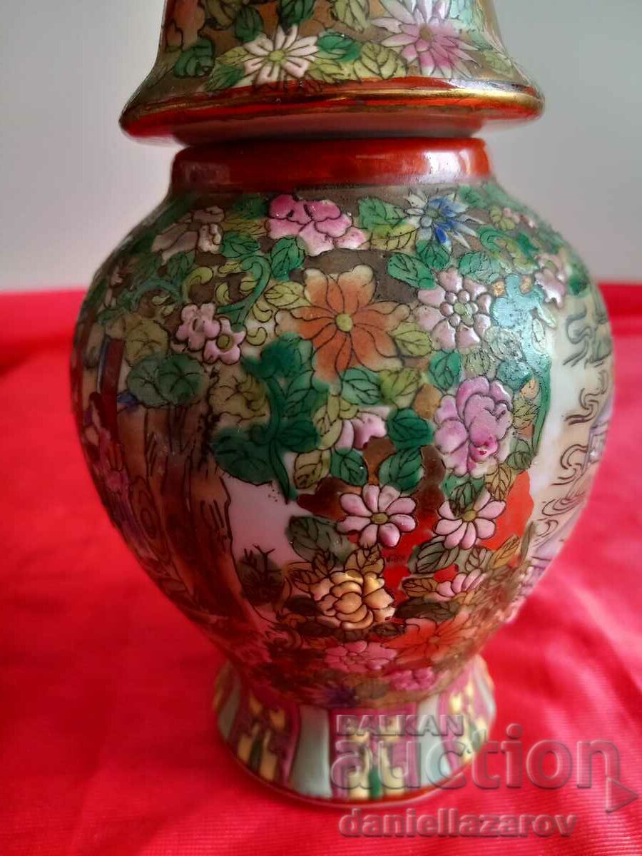 Licitație Urnă veche din porțelan chinezesc, vază, marcată
