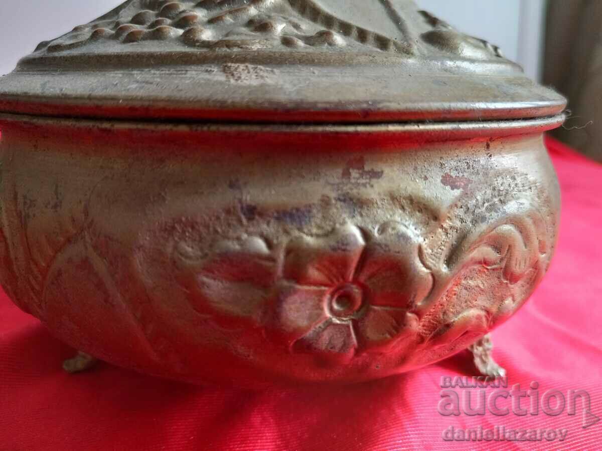 Аукцион Стара Възрожденска Ръчно Кована Кутия за Бижута