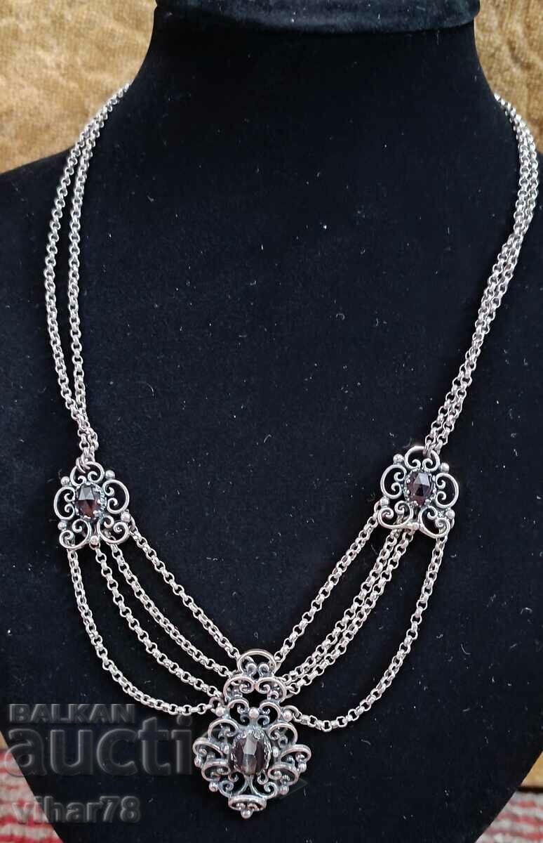 OLD SILVER NECKLACE WITH GARNET