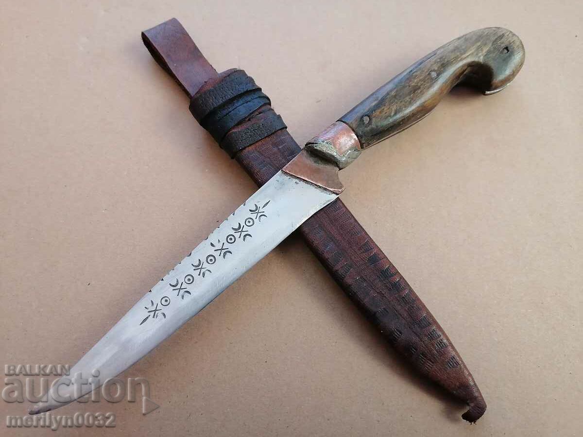 Стар нож с кания и гравюри каракулак