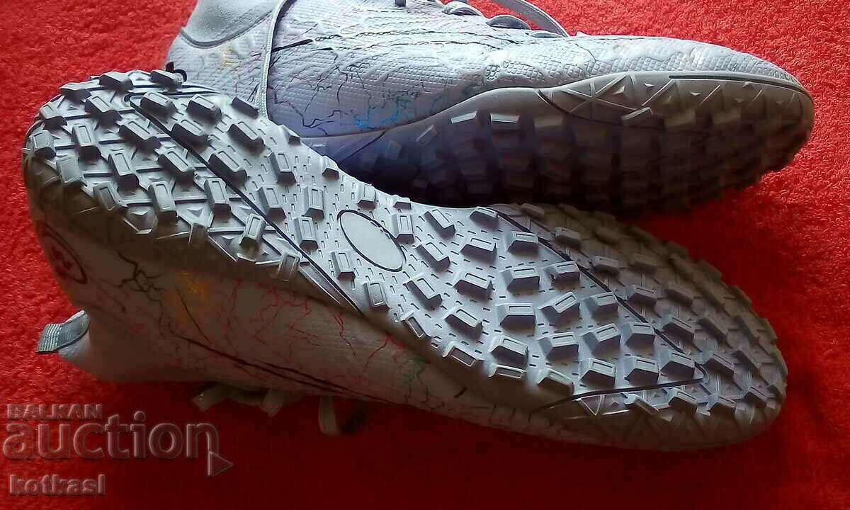 Sports shoes sneakers with price 55.00 BGN | € 28.12 Sports shoes sneakers with price 55.00 BGN | € 28.12