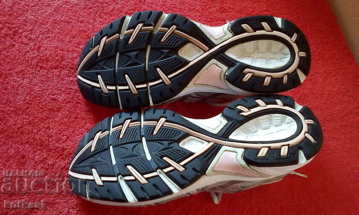 Auction Women's sports branded sneakers Auction Women's sports branded sneakers