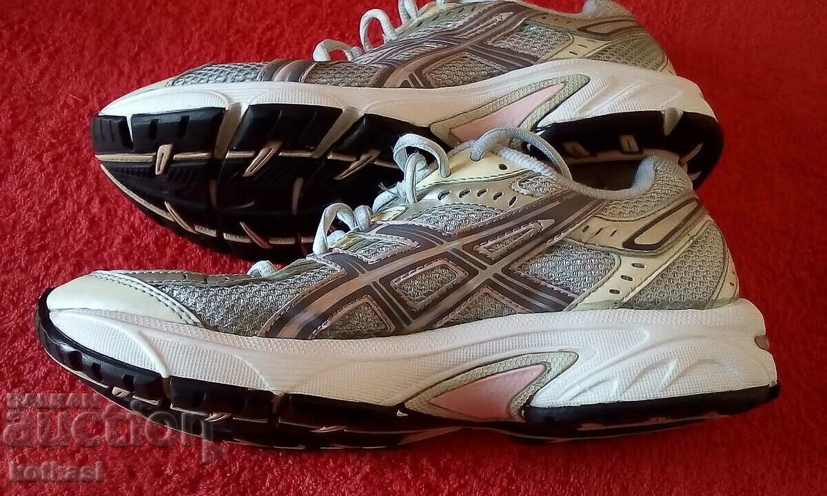 Delivery of Women's sports branded sneakers Delivery of Women's sports branded sneakers