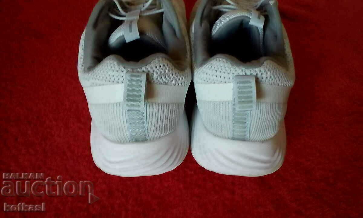 Auction  Sports shoes sneakers skechers