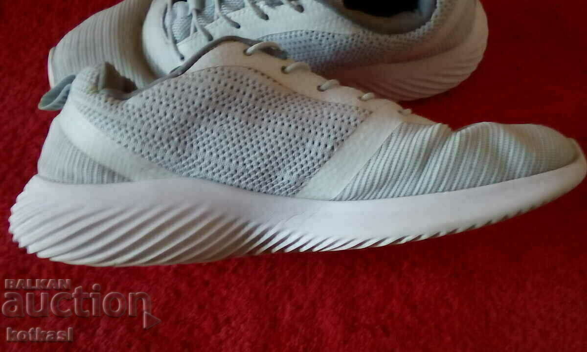 Delivery of Sports shoes sneakers skechers