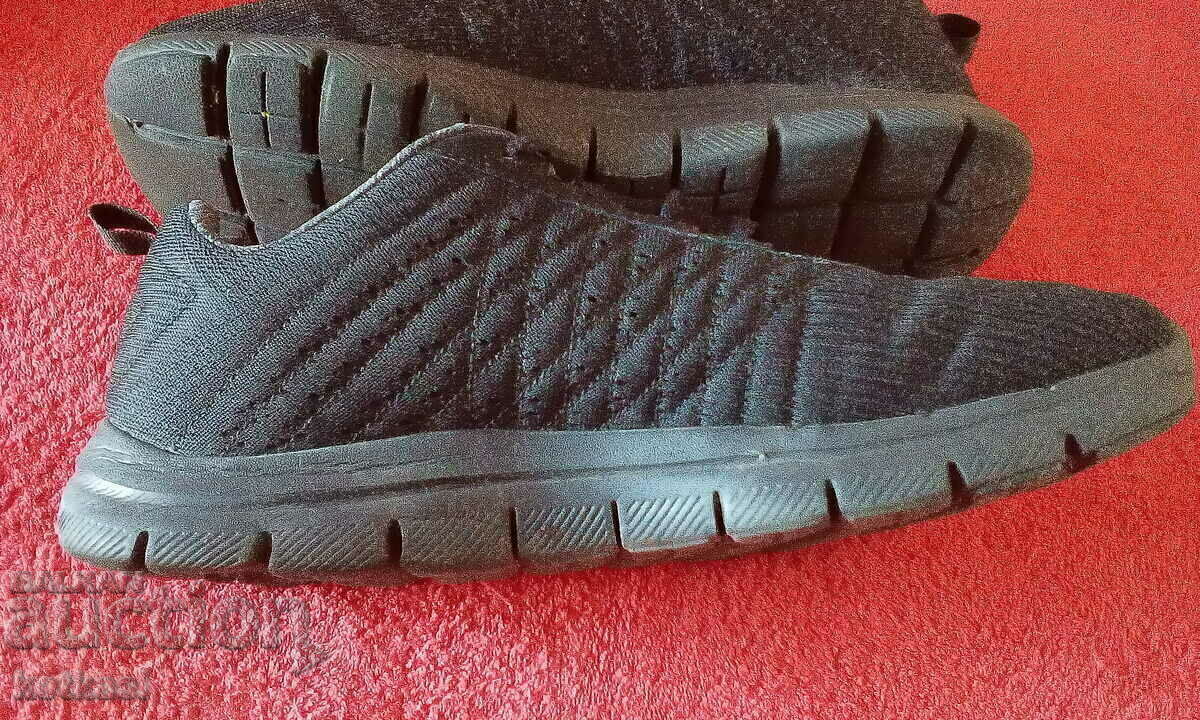 Delivery of Sports shoes sneakers skechers