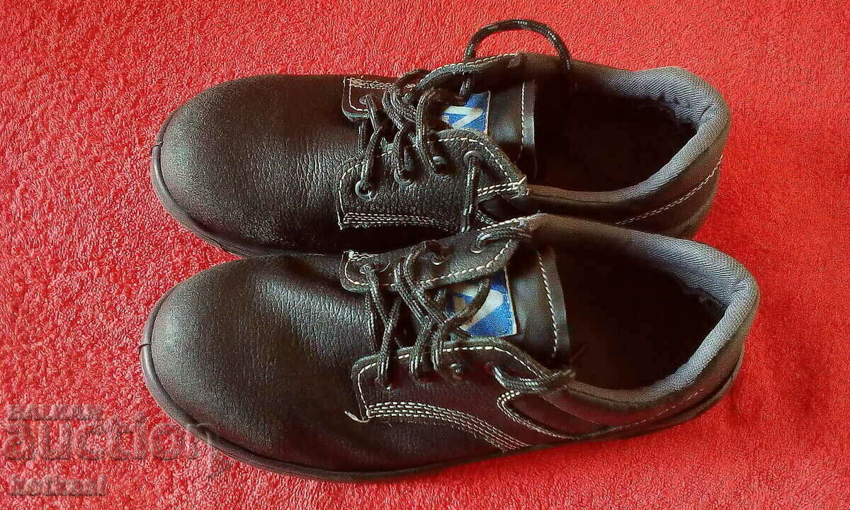 Bombe work shoes